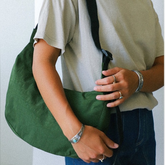 BAGGU Medium Crescent in Bay Laurel - Picture 2 of 6